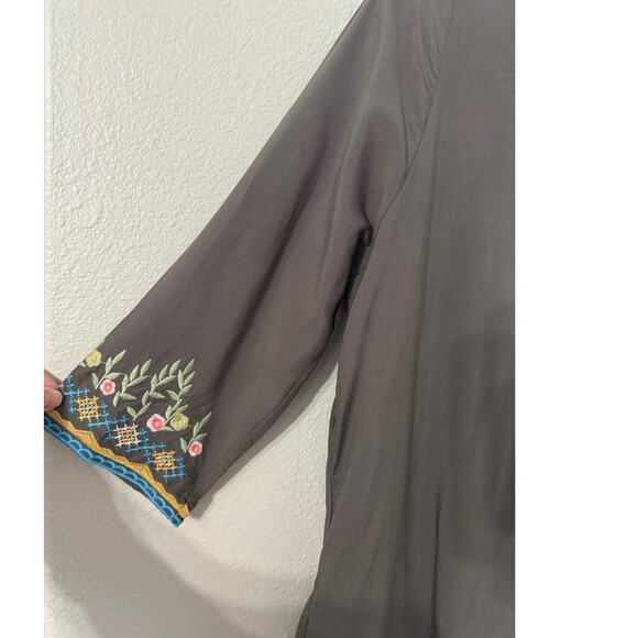 AK Floral Embroidered Gray 3/4 Shirt Shirt Size Large NWT - Picture 2 of 6